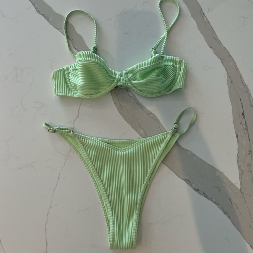XS‎ top, Small bottom
Hollister Bikini